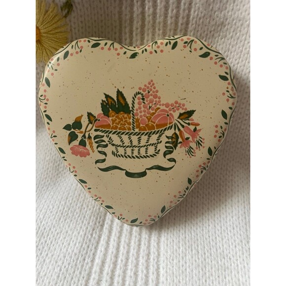 Vintage Daher Heart shaped tin - Picture 1 of 7